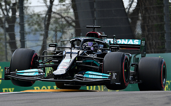 Lewis Hamilton z Mercedesu jede kvalifikaci na Velkou cenu Emilie-Romagny.