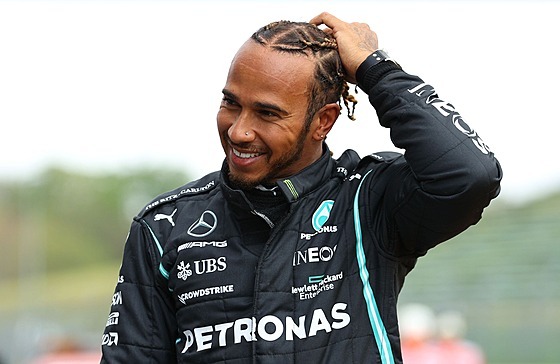 Lewis Hamilton a jeho spokojený úsmv.