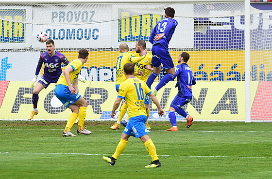 Fotbalisté Teplic (ve žlutém) se snaží zastavit šanci Olomouce.