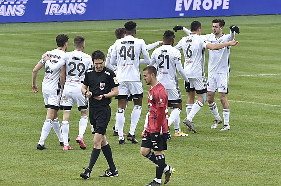 Hrái Karviné se radují z gólu proti eským Budjovicím.