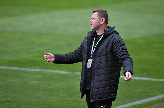 Teplický trenér Radim Kučera sleduje dění na trávníku během zápasu proti...