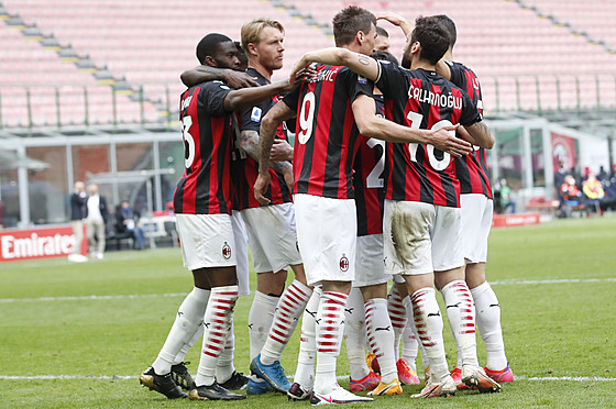 Fotbalisté AC Milán se radují z gólu proti Janovu.