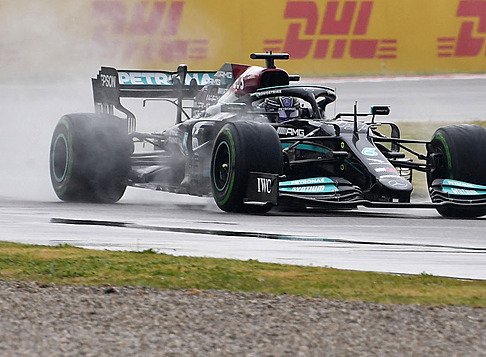 Lewis Hamilton z Mercedesu jede Velkou cenu Emilie-Romagny.