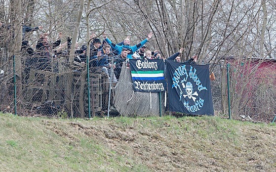 Fanouci zpoza plotu sledují zápas Liberce proti Slavii.
