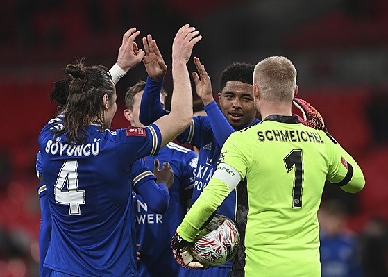 Fotbalisté Leicesteru se radují z postupu do finále FA Cupu.