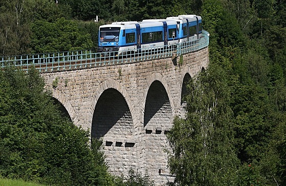 Jízdné v regionálních vlacích a autobusech v Libereckém kraji zdraží.