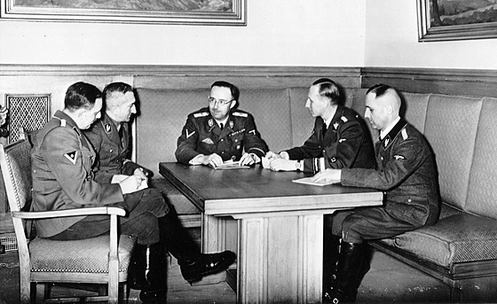 Na snímku zleva: Franz Josef Huber, Artur Nebe, Heinrich Himmler, Reinhard...