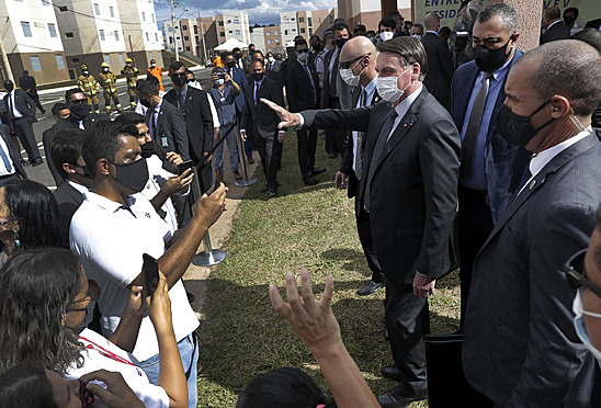 Brazilský prezident Jair Bolsonaro se zdraví s lidmi (5. dubna 2021)