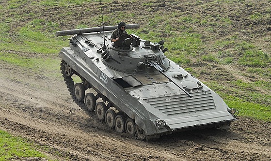 Bojové vozidlo pěchoty brzdí během ukázky na Dnech NATO v Ostravě
