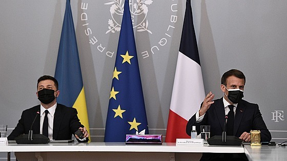 Ukrajinský prezident Volodymyr Zelenskyj a francouzský prezident Emmanuel...