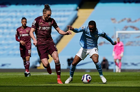 Raheem Sterling z Manchesteru City (vpravo) a obránce Leedsu Luke Ayling...