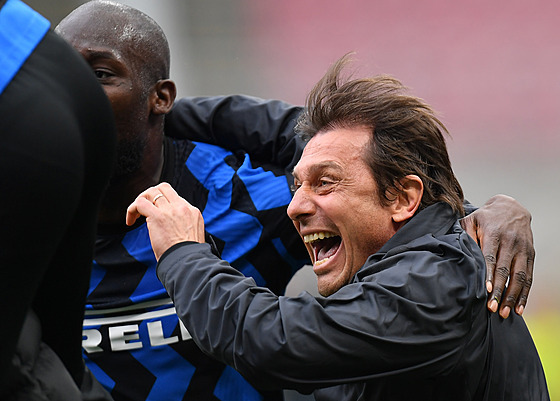 Antonio Conte, trenér Interu Milán, slaví se svými svěřenci vstřelený gól proti...