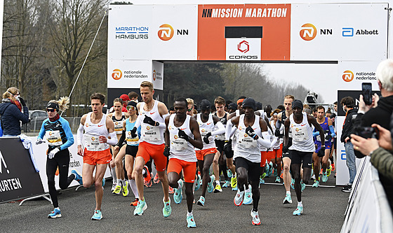 Bìci na startu maratonu na letišti v Enschede. Vepøedu svìtovı rekordman Eliud...