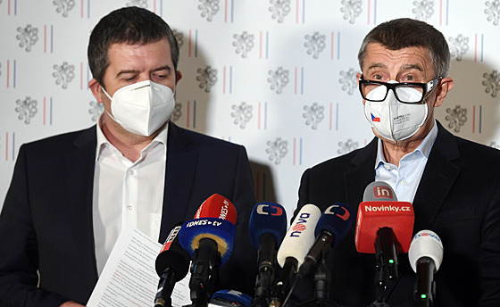 Premiér Andrej Babiš a vicepremiér Jan Hamáček na mimořádné tiskové konferenci...