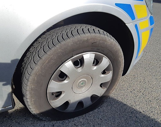 Mu Prop chl Gumy Policejn ho Auta P i Honi ce Jej Srazil Z Kola Voj k