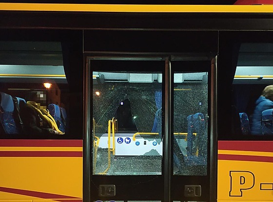 Poškozené dveře linkového autobusu z Hradce Králové do Broumova. (14. 4. 2021)