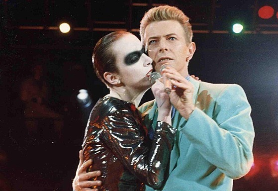 David Bowie s Annie Lennoxová na koncertě The Freddie Mercury Tribute