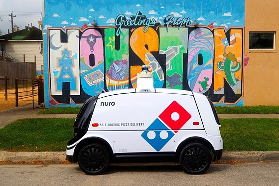 Domino's Pizza a Nuro začnou v Houstonu dodávat pizzu samořízenými auty.