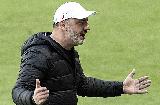 Slávistický trenér Jindřich Trpišovský během derby proti Spartě v dubnu 2021.