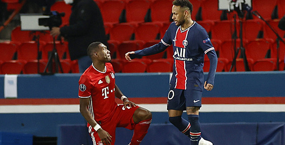 Brazilský útočník Neymar z Paris St. Germain utěšuje  Davida Alabu z Bayernu po...