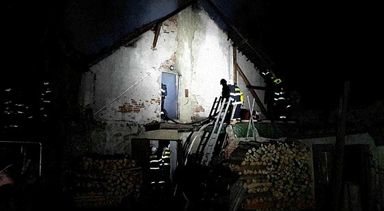 Na hasiče se při zásahu zřítili nestabilní zeď rodinného domu v Borači na...