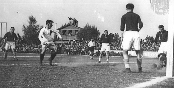 Prostějov (v bílém) doma proti SK Židenice v roce 1935. V té době neměly oba...