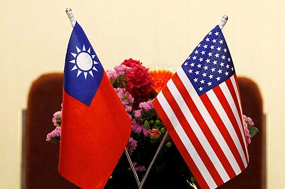 Vlajky Tchaj-wanu a USA na spoleném setkání v Tchaj-peji v roce 2018