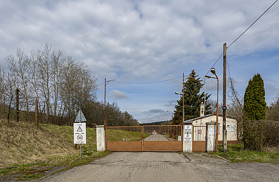 Hlavní vjezd do areálu muničního skladu ve Vrběticích (duben 2021).