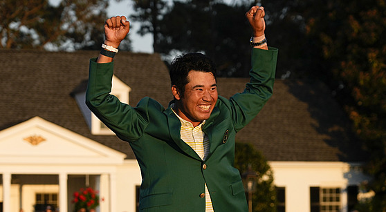 Japonský golfista Hideki Macujama se raduje z triumfu v Masters.