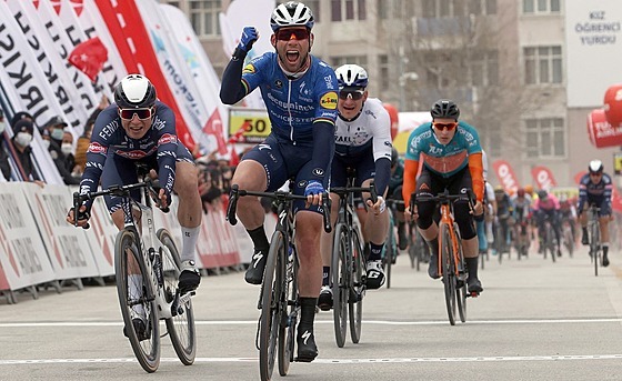 Mark Cavendish projíždí vítězně cílem 2. etapy závodu Kolem Turecka.