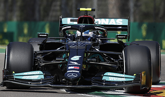 Valtteri Bottas z Mercedesu v tréninku na Velkou cenu s Emilia Romagna F1.