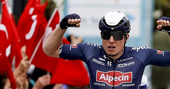 Belgický cyklista Jasper Philipsen projíždí vítezně cílem etapy závodu Kolem...