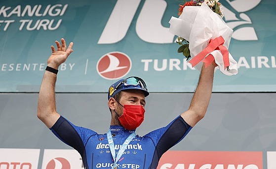 Britský cyklista Mark Cavendish se raduje z triumfu v poslední etapě závodu...