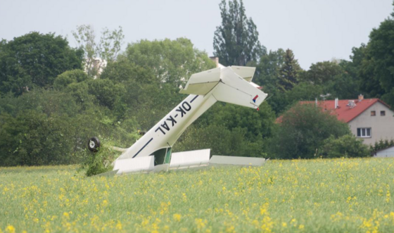 Převrácení letounu Cessna 152 poté, co se podvozek  zachytil o řepku.