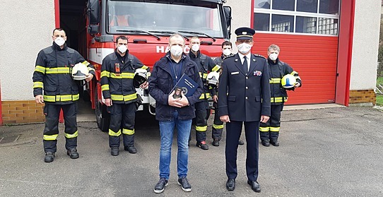 Michal Dvořák se zasahujícími hasiči profesionální jednotky v Žamberku, kteří...