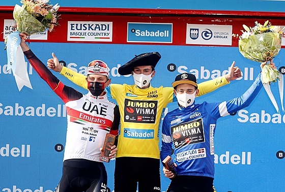 Primož Roglič (ve žlutém) jako vítěz závodu kolem Baskicka