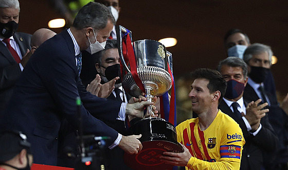 Lionel Messi z Barcelony přebírá trofej pro vítěze španělského poháru