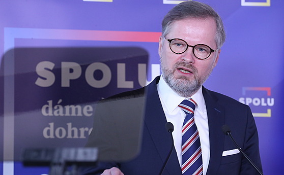 Lídr ODS Petr Fiala při podpisu koaliční smlouvy uskupení Spolu (11. dubna...