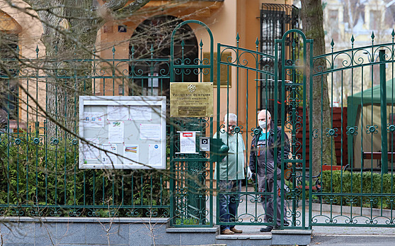 Lidé v Karlových Varech p�i�li p�ed místní konzulát Ruské federace protestovat...