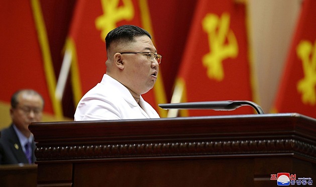 Kim velmi zchátral, Bidena otestuje odpálením rakety, říká koreanista