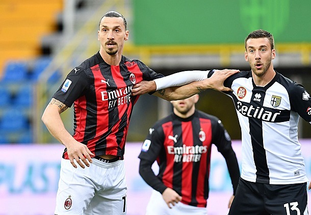 Červená pro Ibrahimovice, Milán však v Parmě zvítězil i bez lídra