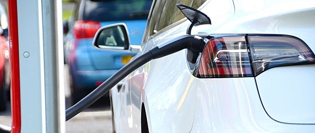 Zrušení DPH u energií potěší i některé motoristy. Kontroverzní rozhodnutí zlevní také pohon aut na plyn a baterie