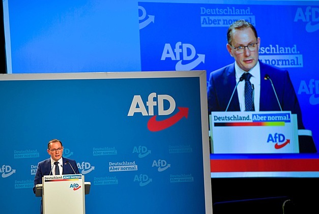 AfD rostou preference a si věří na kancléře. Na sjezdu debatuje možnost opuštění NATO