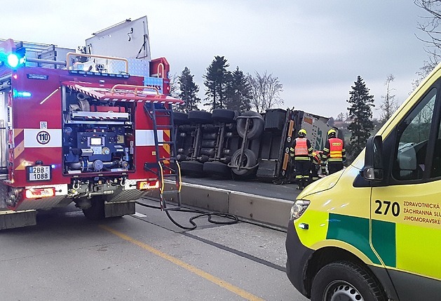 Převrácený bulharský kamion s pivem zastavil oba směry dálnice D1