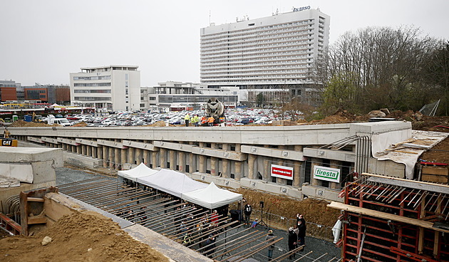 Stavba tramvajové trati za tém jeden a pl miliardy korun, její souástí...