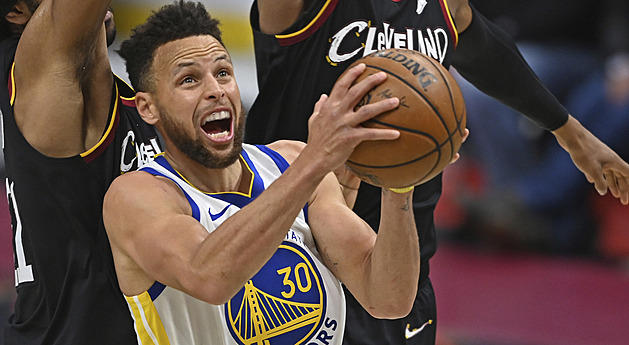 Curry podeváté za sebou dal přes 30 bodů, Golden State slaví další výhru
