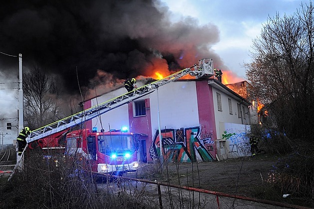 Hasiči zjišťují příčinu požáru haly v Braníku, škody půjdou do milionů