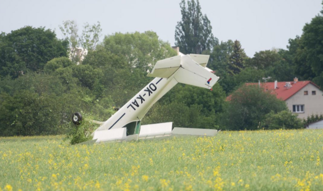 Pevrácení letounu Cessna 152 poté, co se podvozek  zachytil o epku.