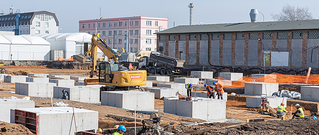 Rekonstrukce tramvajové vozovny v Plzni na Slovanech je v plném proudu. Hotovo...