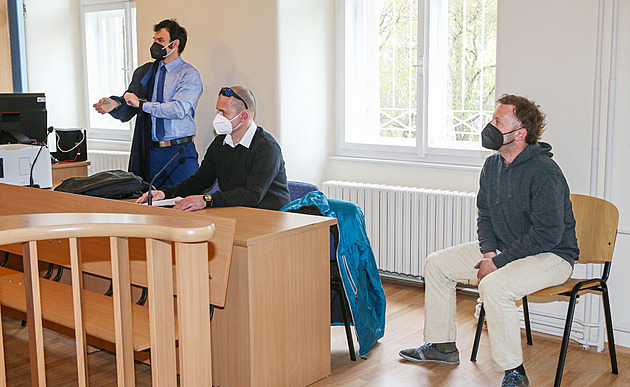 Frantiek Keila (sedící vlevo) a Jan Koutek u klatovského okresního soudu. Mui...